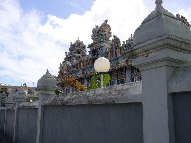 P1010963_Tempel_In_Front_Of_Grand_Bay1.JPG