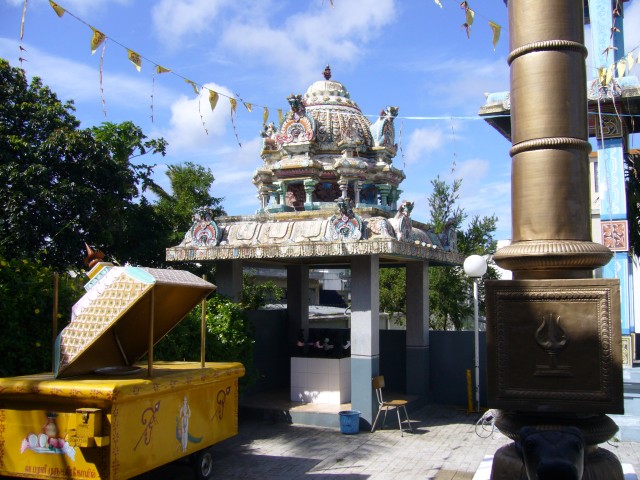 P1010968_Tempel_In_Front_Of_Grand_Bay5.JPG