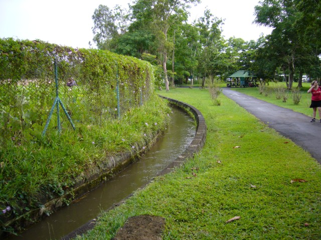 P1020022_Way_Out_of_Pampelmousse_Garden.JPG