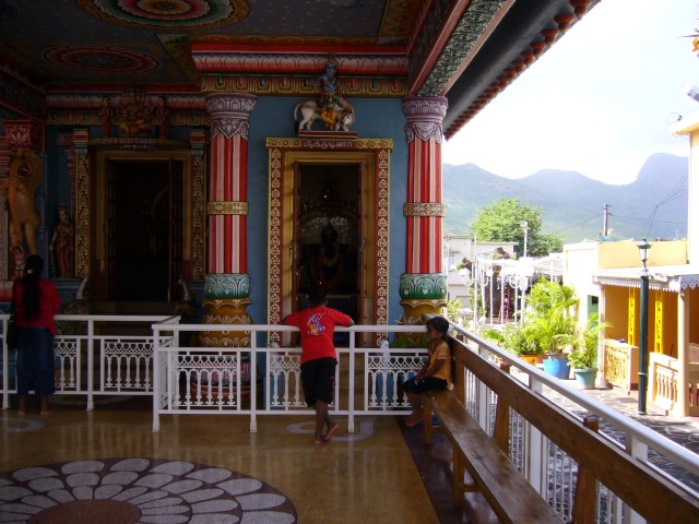 P1020024_Tempel_Before_Port_Louis2.JPG