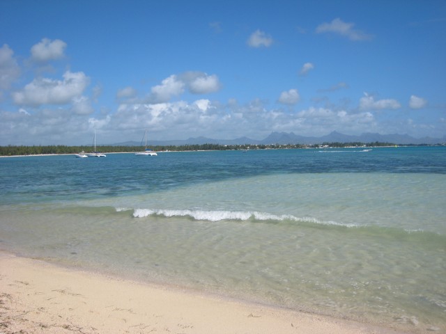 P1020209_White_Beach_at_Pointe_Aux_Canonniers6_c.JPG