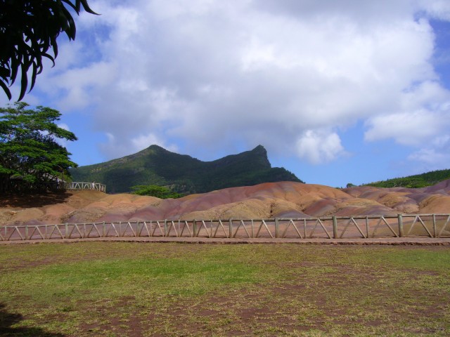 P1020325_Seven_Coloured_Earth_At_Chamarel7.JPG