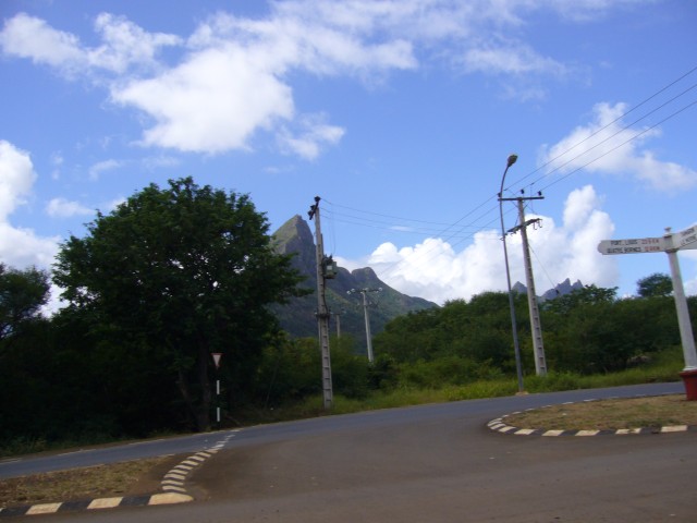 P1020358_Mountains_At_The_Street_To_Flic_en_Flac1.JPG
