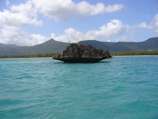 P1020471_Rock_Before_Ile_Aux_Benitiers1.JPG