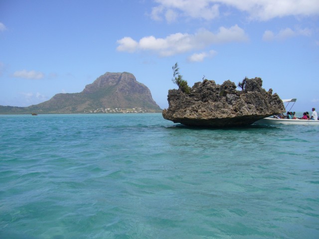 P1020472_Rock_Before_Ile_Aux_Benitiers2.JPG