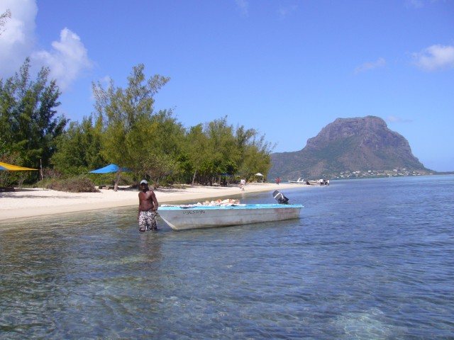 P1020473_Trader_At_Ile_Aux_Benitiers.JPG