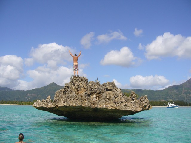 P1020475_Frensh_Boy_At_Rock_In_Front_Of_Ile_Aux_Benitiers.JPG