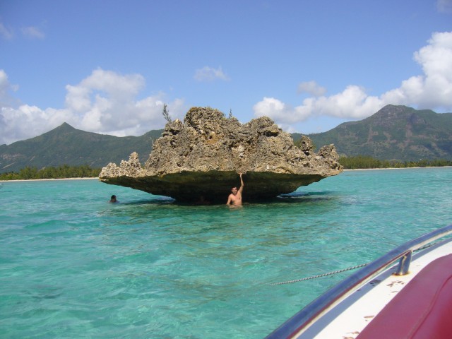 P1020476_Man_From_Duba_At_Rock_In_Front_Of_Ile_Aux_Benitiers.JPG