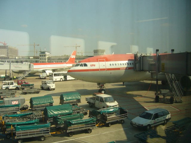 P1020486_The_Plane_At_Airport_DUS.JPG