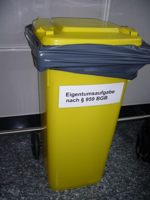 Germany-Frankfurt-Airport-Waste_bin_2112x2816.jpg