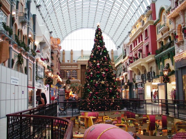 Canada-Alberta-Edmonton-West_Ed_Mall-Christmas_tree_4_1632x1224.jpg
