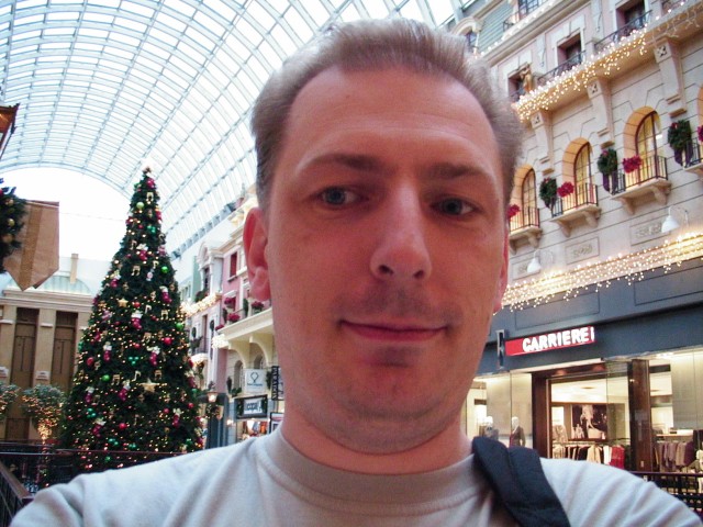 Canada-Alberta-Edmonton-West_Ed_Mall-Christmas_tree_and_Christian_1632x1224.jpg