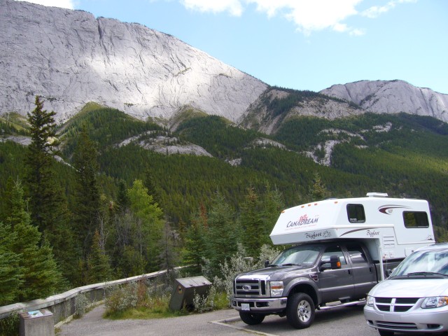 Canada-Alberta-Jasper_NPark-Fiddle_Valley-Rock_wall_and_cars_2816x2112.jpg