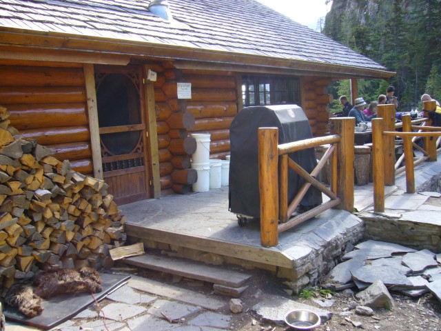 Canada-Alberta-Banff_NPark-Lake_Agnes-Tea_House-Dog_2816x2112.jpg