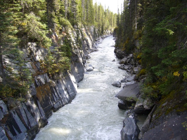 Canada-British_Columbia-Kootenay_NPark-Vermillion_River-Narrow_Bed_2816x2112.jpg