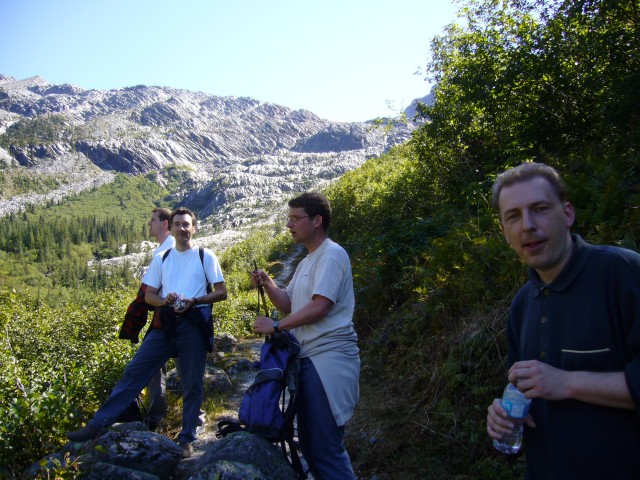 Canada-British_Columbia-Glacier_NPark-Great_Glacier_Trail-Group_resting_1_2816x2112.jpg