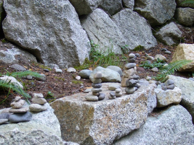 Canada-British_Columbia-Shannon_Falls_PPark-Stones_2816x2112.jpg